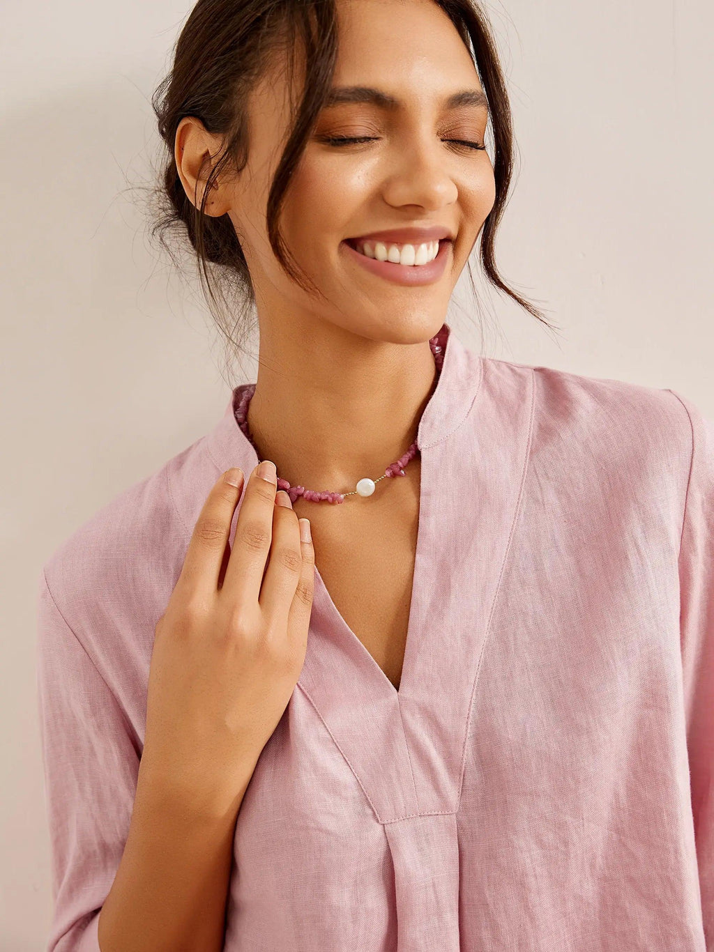 Relaxed-fit 100% linen shirt dress with stand-up collar and side vents in a soft natural tone