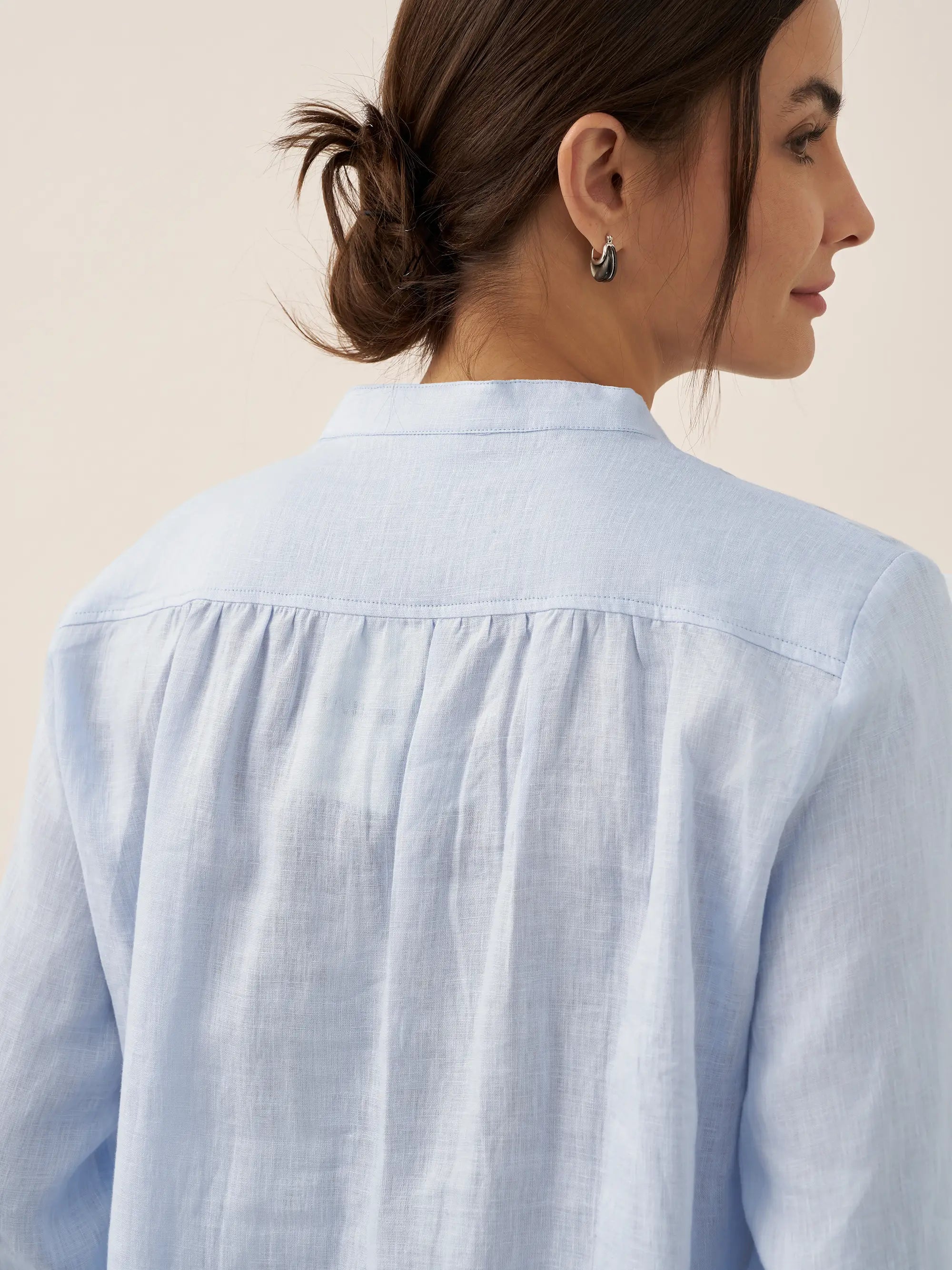 Relaxed-fit 100% linen shirt dress with stand-up collar and side vents in a soft natural tone