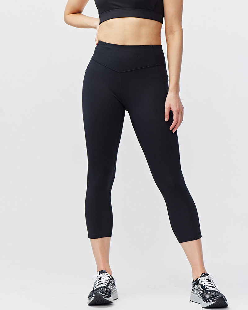 Women's high-rise cropped leggings in a 21-inch inseam with side hip pockets and sculpting squat-proof fabric