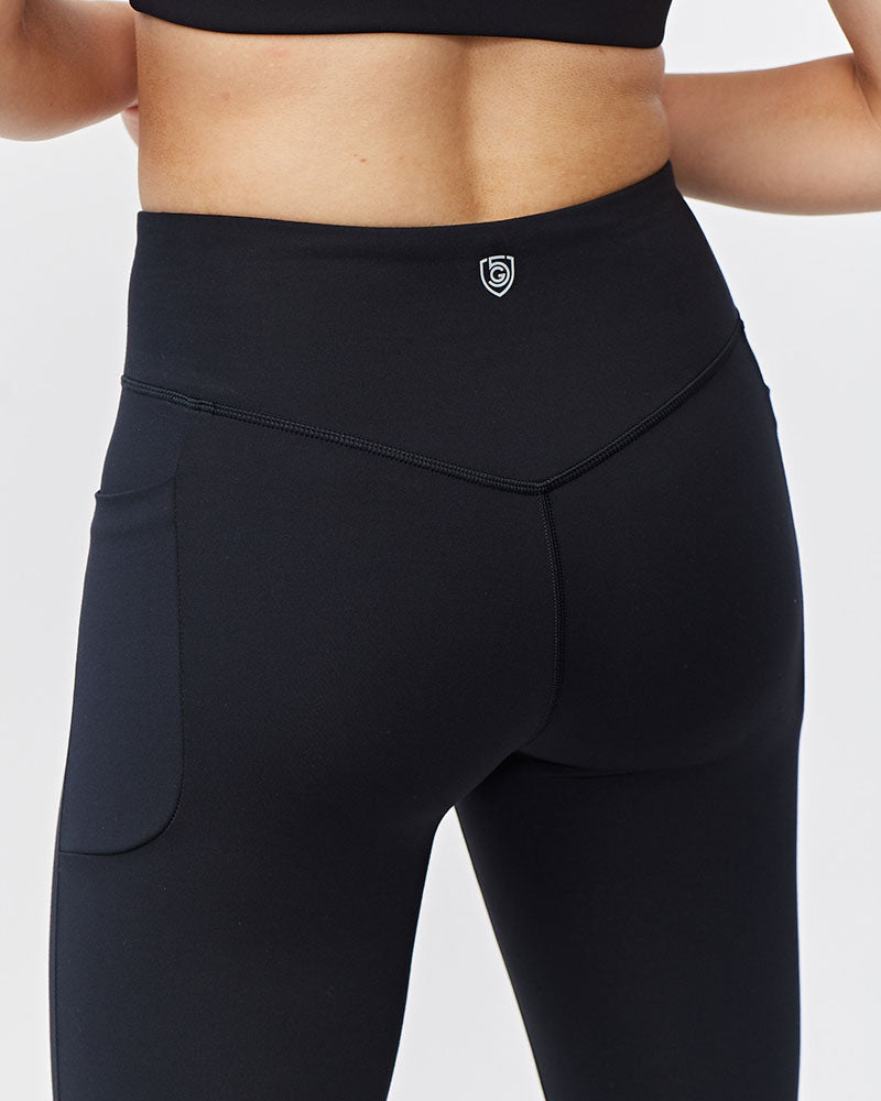Women's high-rise cropped leggings in a 21-inch inseam with side hip pockets and sculpting squat-proof fabric