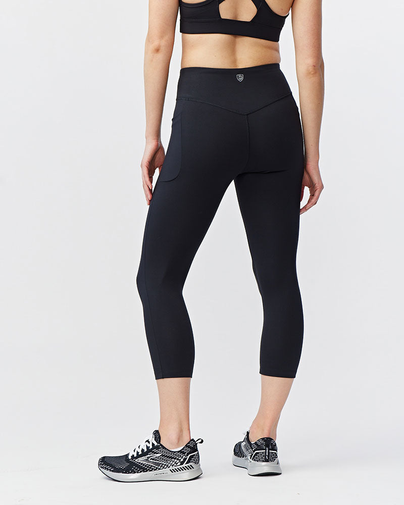 Women's high-rise cropped leggings in a 21-inch inseam with side hip pockets and sculpting squat-proof fabric