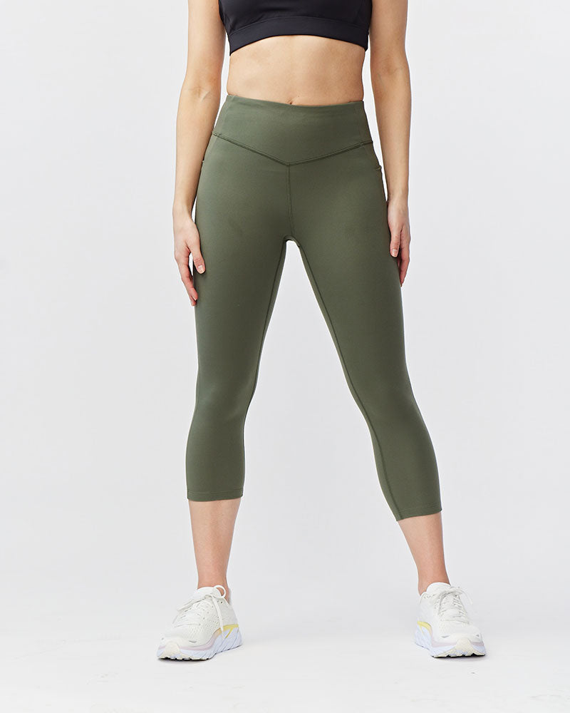 Women's high-rise cropped leggings in a 21-inch inseam with side hip pockets and sculpting squat-proof fabric