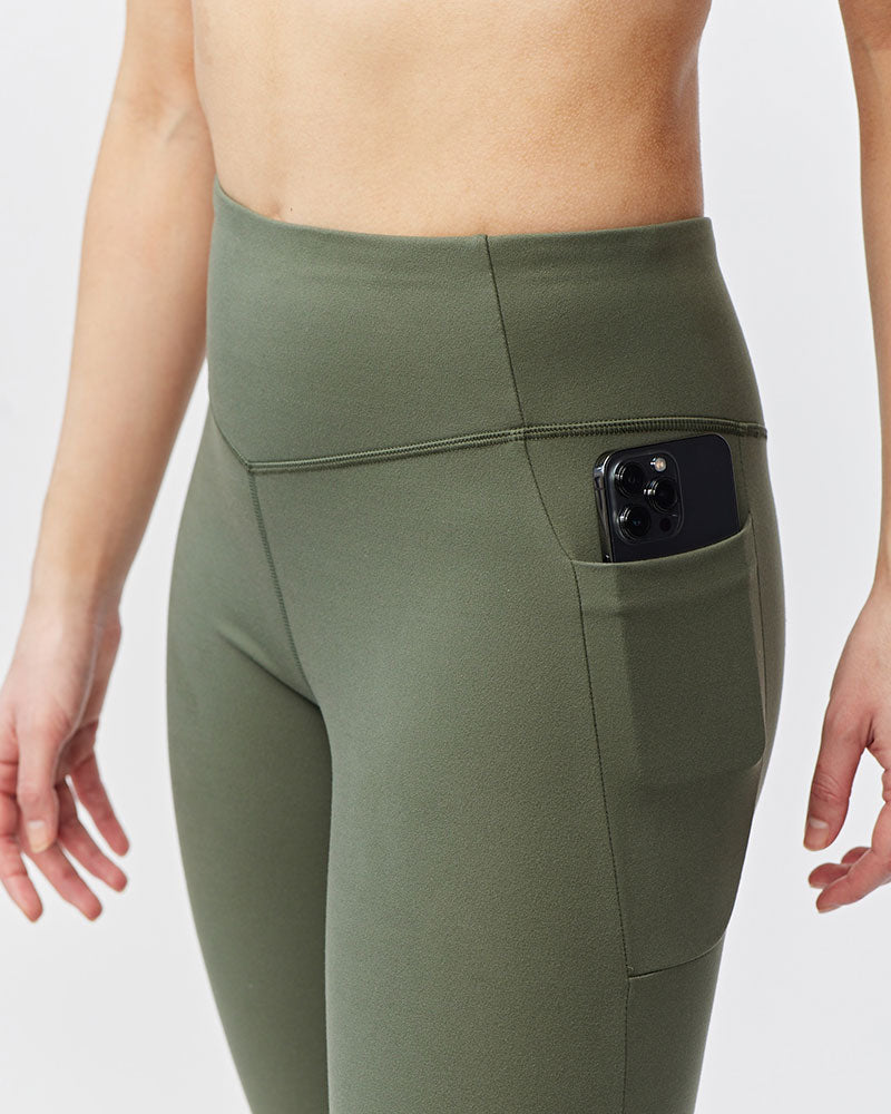 Women's high-rise cropped leggings in a 21-inch inseam with side hip pockets and sculpting squat-proof fabric