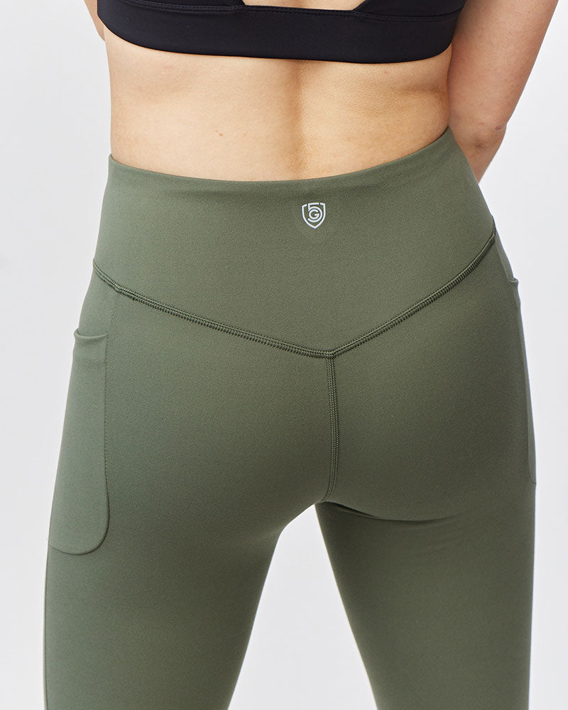 Women's high-rise cropped leggings in a 21-inch inseam with side hip pockets and sculpting squat-proof fabric