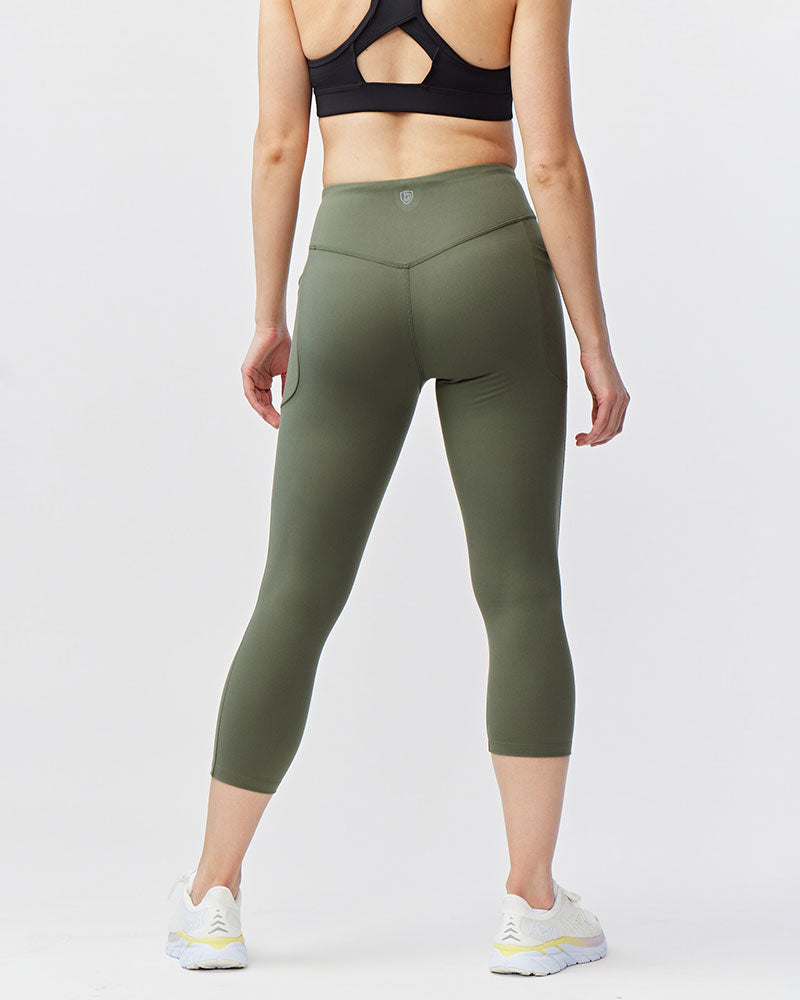 Women's high-rise cropped leggings in a 21-inch inseam with side hip pockets and sculpting squat-proof fabric