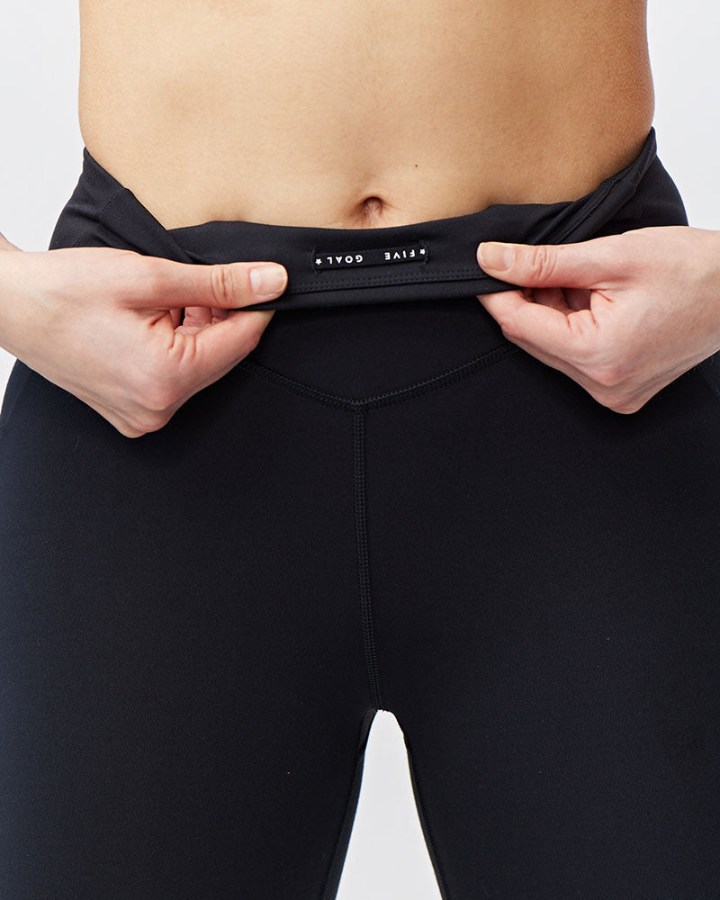 Women's high-rise cropped leggings in a 21-inch inseam with side hip pockets and sculpting squat-proof fabric